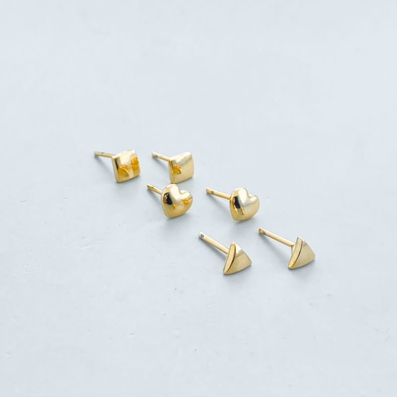 Brinco Folheado Kit om 3 Coração Triangulo e Quadrado Liso Minimalista