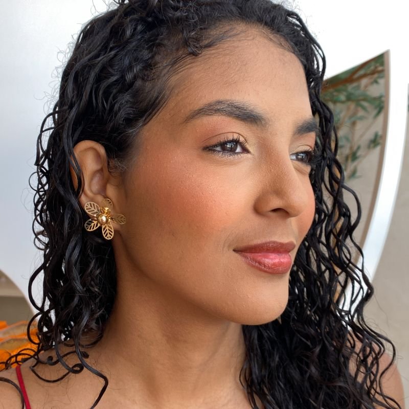 Brinco Folheado Médio Flor Pétalas Vazadas Miolo Bola Lisa