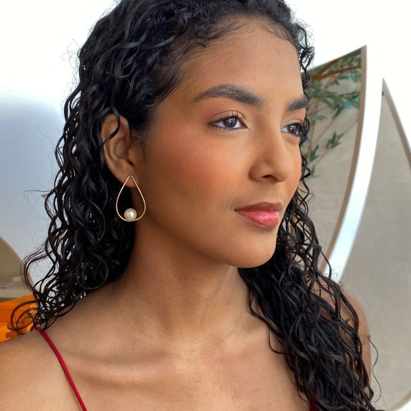 Brinco Folheado Médio Gota Vazada Curvada com 1 Pérola