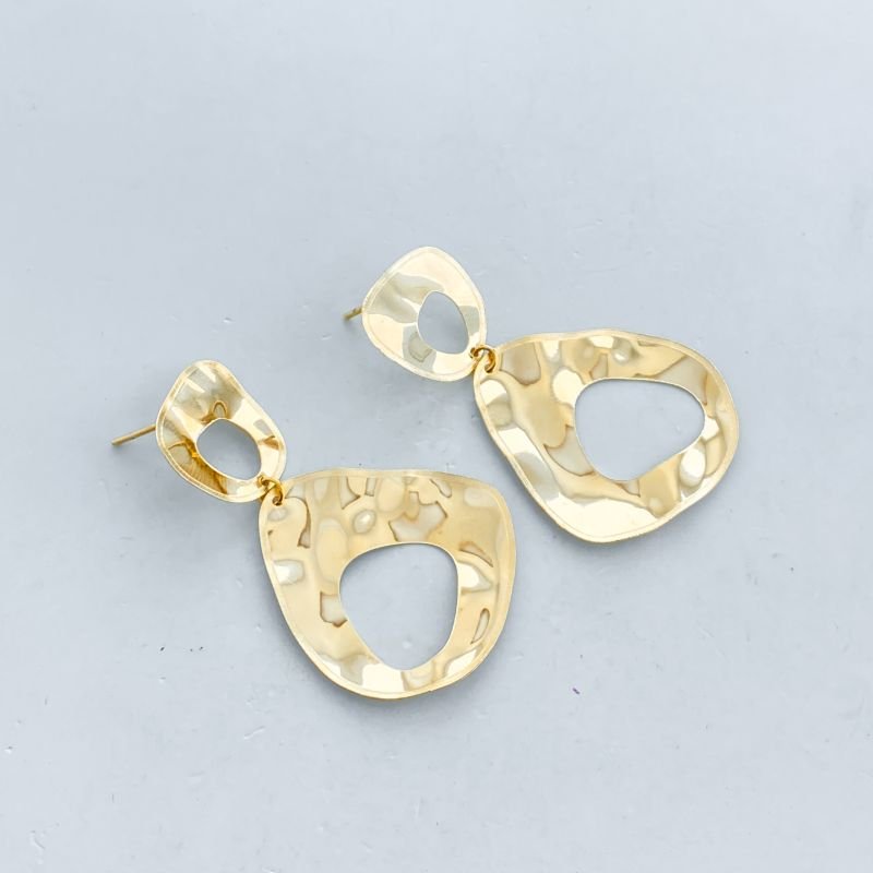 Brinco Folheado Médio Orgânico com 2 Ovais Vazados Amassados