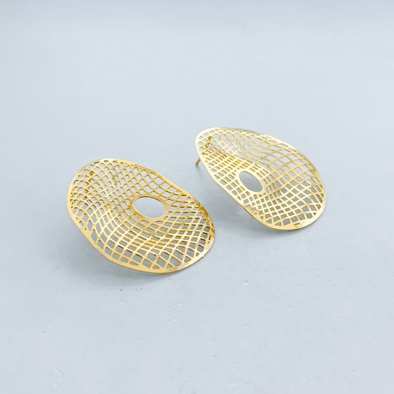 Brinco Folheado Médio Orgânico Oval Quadradinhos Vazados