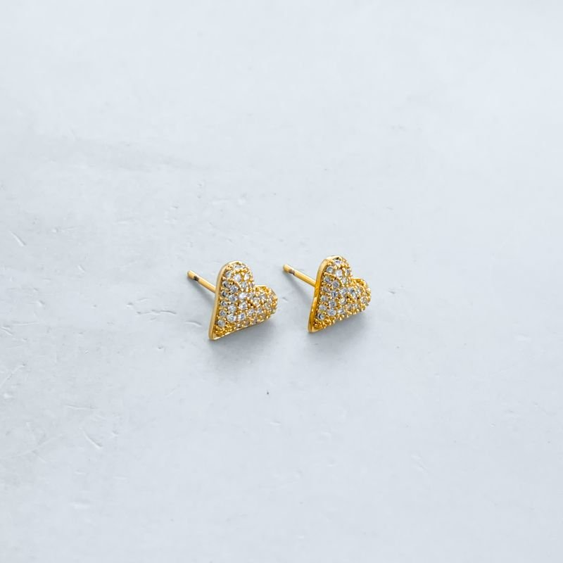 Brinco Folheado Pequeno Cravejado Coracao Pontudo