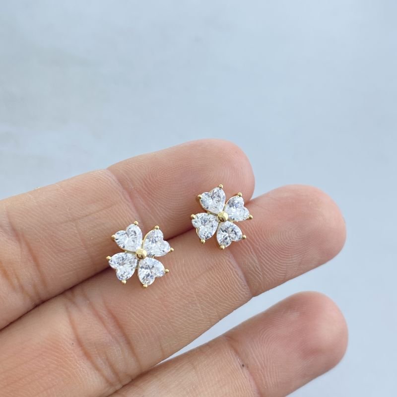 Brinco Folheado Pequeno Cravejado Trevo Pedras Corações