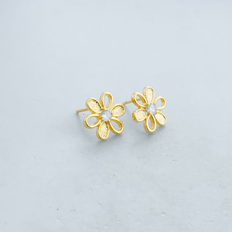Brinco Folheado Pequeno Flor Vazada Craquelada