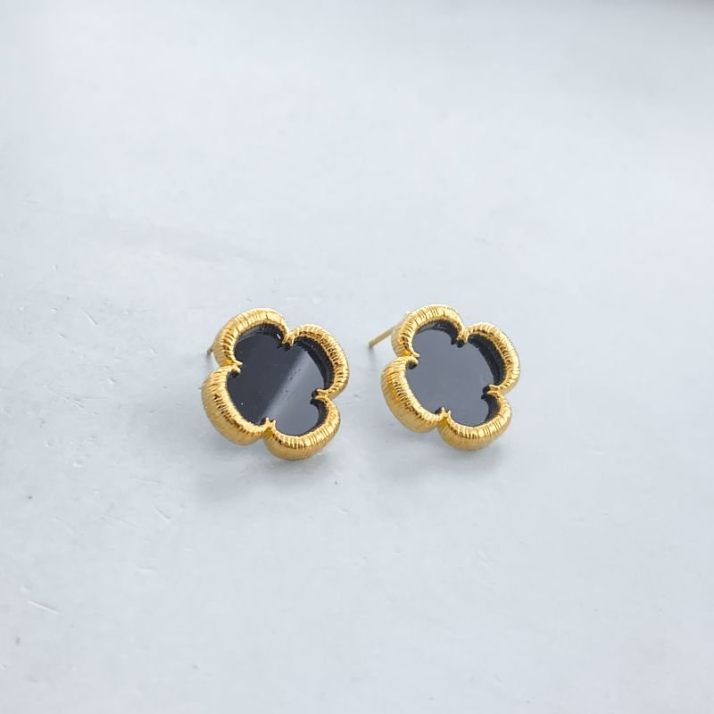 Brinco Folheado Pequeno Liso Trevo Resinado Borda Linhas Relevos