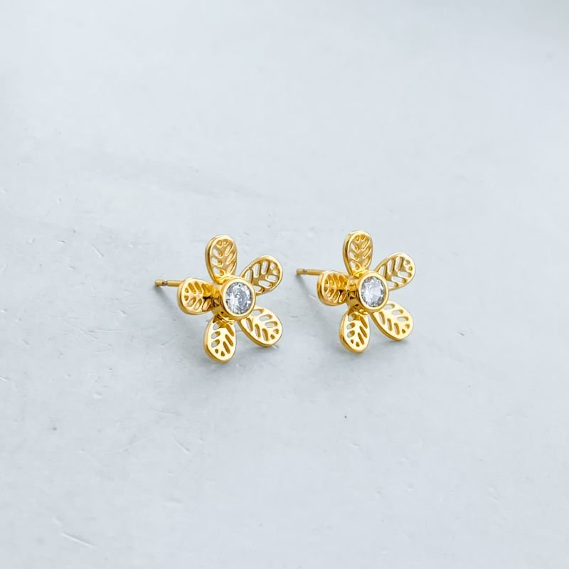 Brinco Folheado Pequeno Vazado Flor Detalhes Vazados Miolo Pedrinha