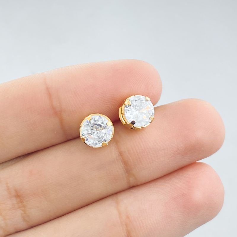 Brinco Folheado Ponto De Luz 4 Garras 7Mm