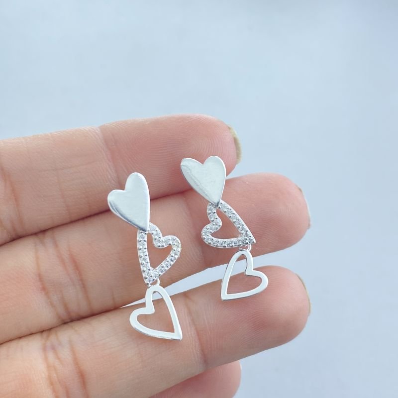 Brinco Prata Médio com 3 Corações Liso Vazado e Cravejado