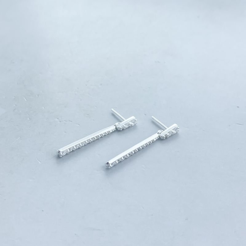 Brinco Prata Médio Cravejado Traço Pêndulo Pedrinhas