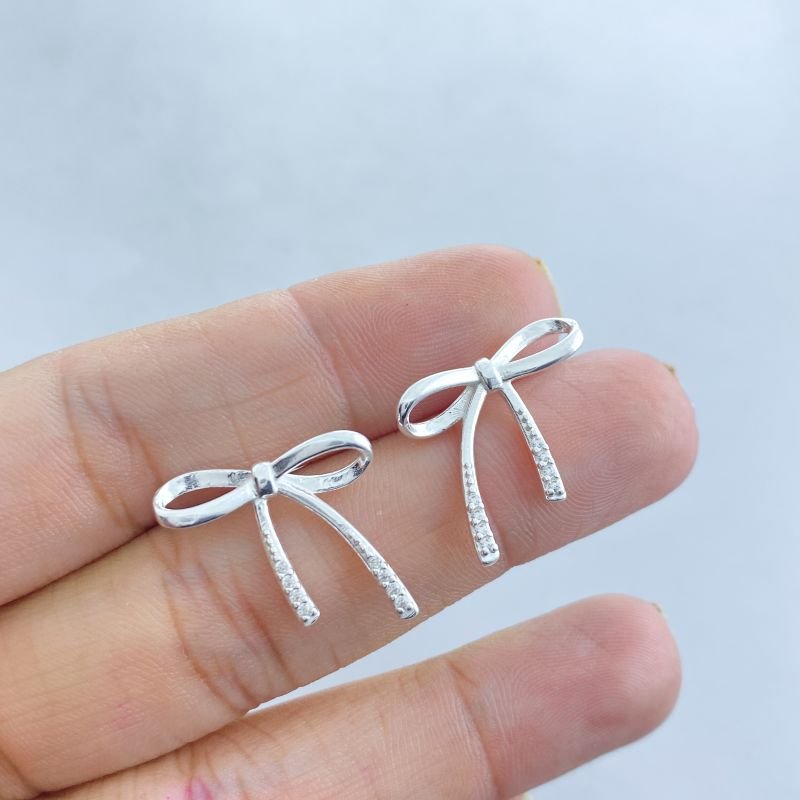 Brinco Prata Médio Liso Laço Pontas com Pedrinhas