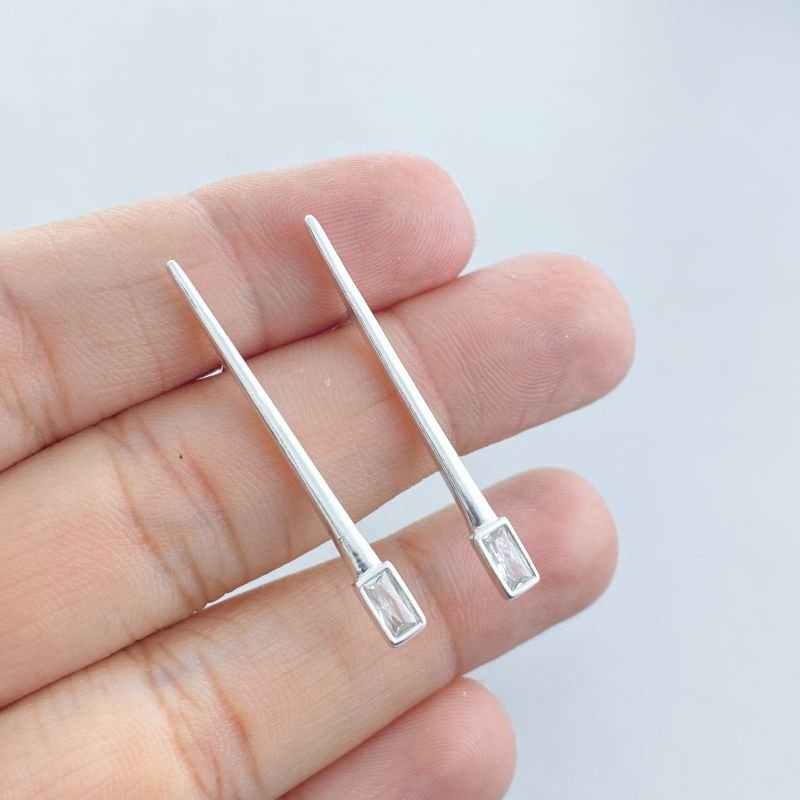 Brinco Prata Médio Liso traço com 1 Pedra Baguete