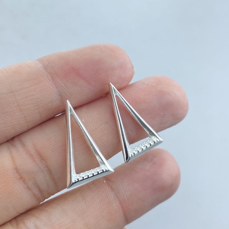 Brinco Prata Médio Vazado Triangulo com 5 Pedrinhas