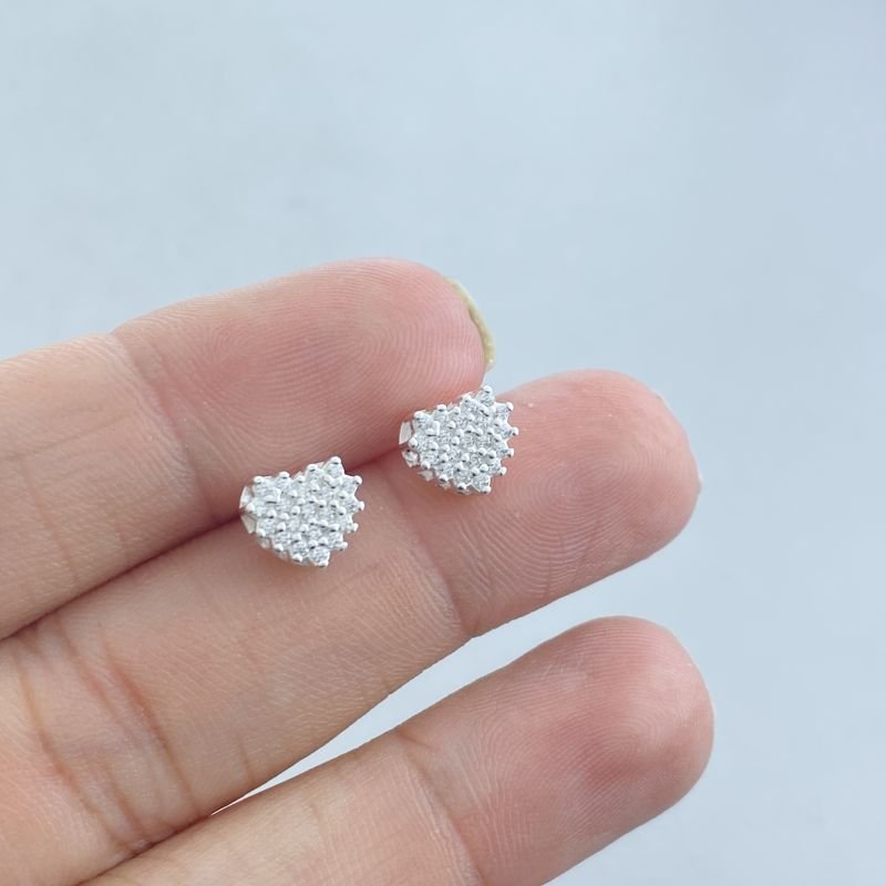 Brinco Prata Pequeno Cravejado Coração Laterais Vazadas