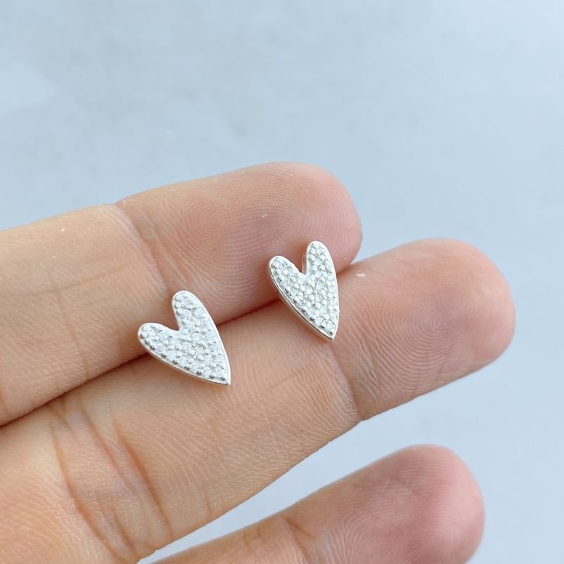 Brinco Prata Pequeno Cravejado Coracao Pontudo