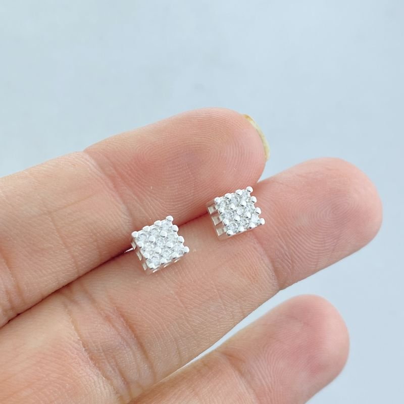 Brinco Prata Pequeno Cravejado Quadrado Laterais Vazadas