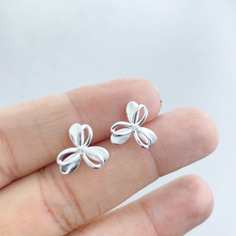 Brinco Prata Pequeno Liso Flor com 6 Pétalas Vazada Meio Pedrinha