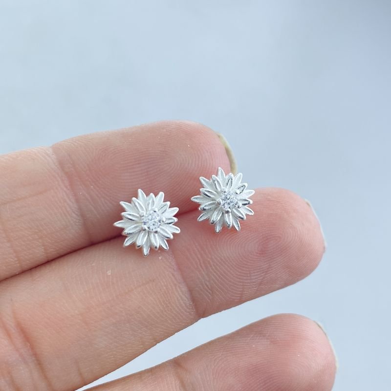 Brinco Prata Pequeno Liso Flor Várias Pétalas Finas Miolo Pedra