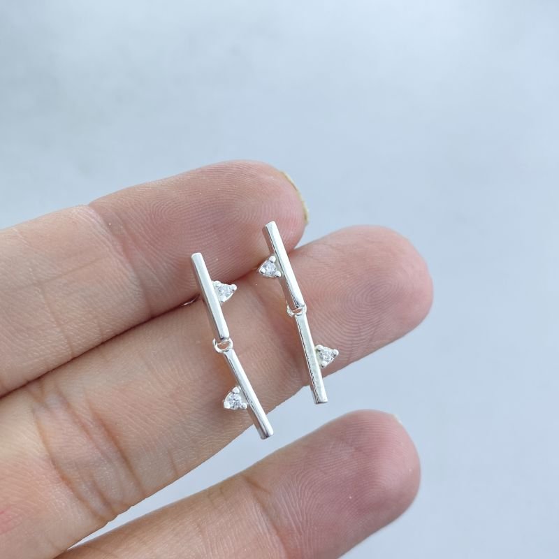 Brinco Prata Pequeno Liso Traço Pêndulo com 1 Pedrinha