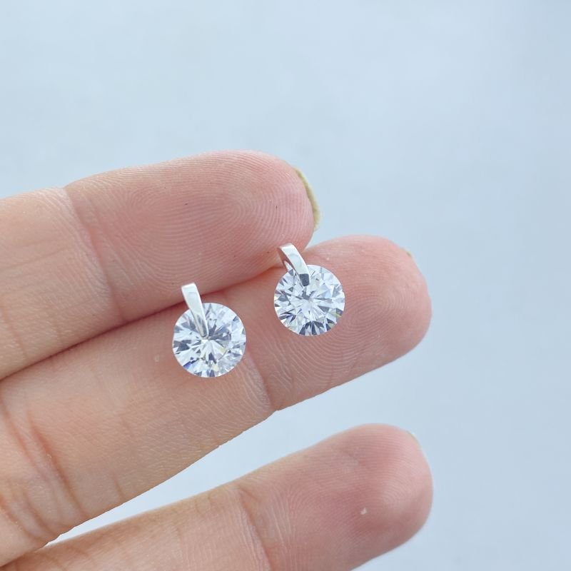 Brinco Prata Pequeno Pedra Ponto de Luz Base Traço Liso