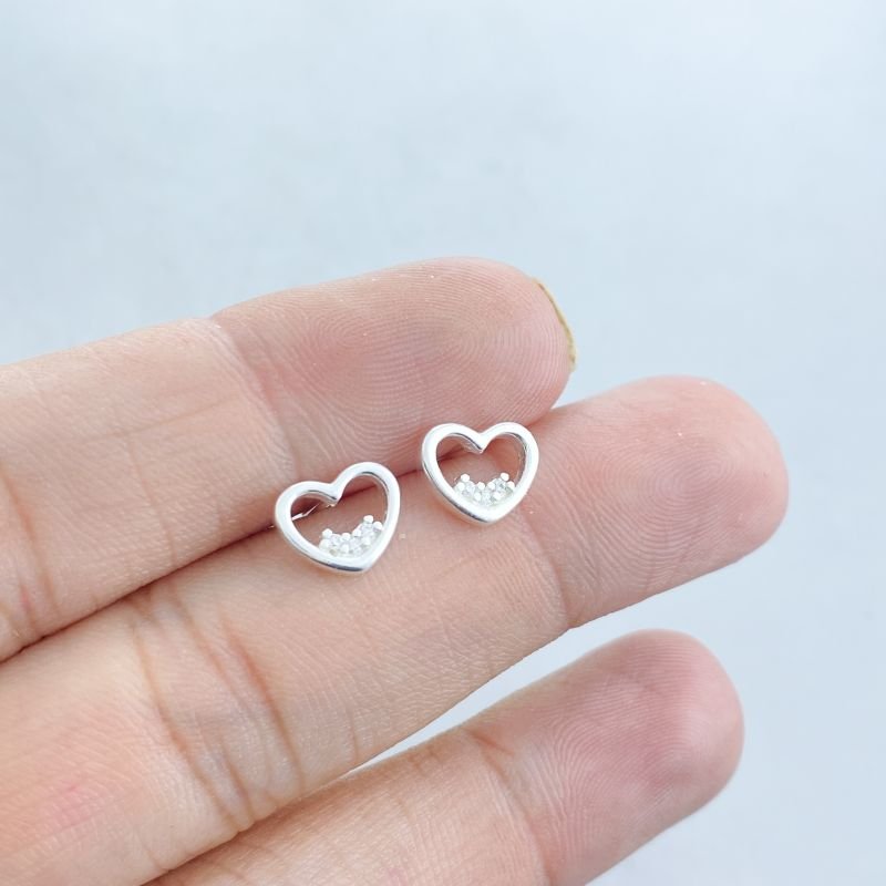 Brinco Prata Pequeno Vazado Coração com 3 Pedrinhas