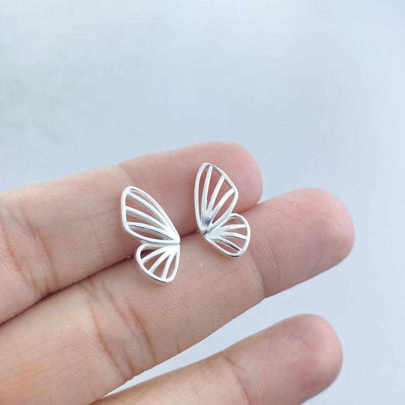 Brinco Prata Pequeno Vazado Metade Borboleta