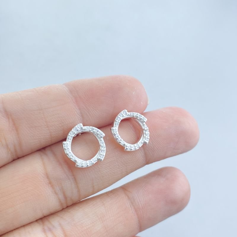 Brinco Prata Pequeno Vazado Redondo Cravejado