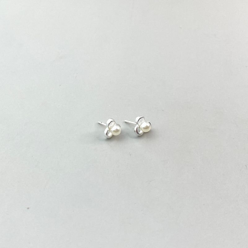 Brinco Prata925 Flor com 3 Pétalas e com 1 Pérola Delicado Pequeno