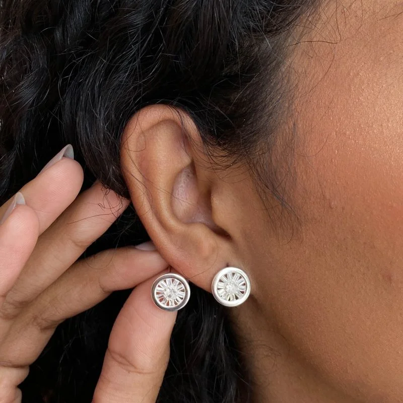 Brinco Prata925 Pequeno Cravejado Redondo com 10 Pedras Baguetes Borda Lisa