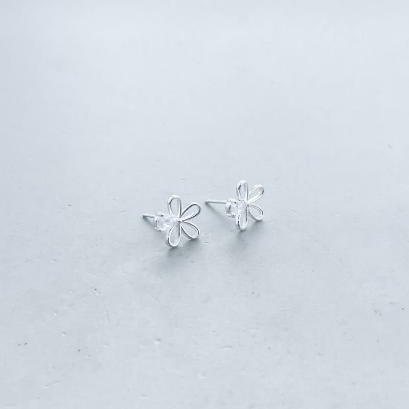 Brinco Prata925 Pequeno Flor com 4 Pétalas Vazadas com 1 Pedra Zircônia