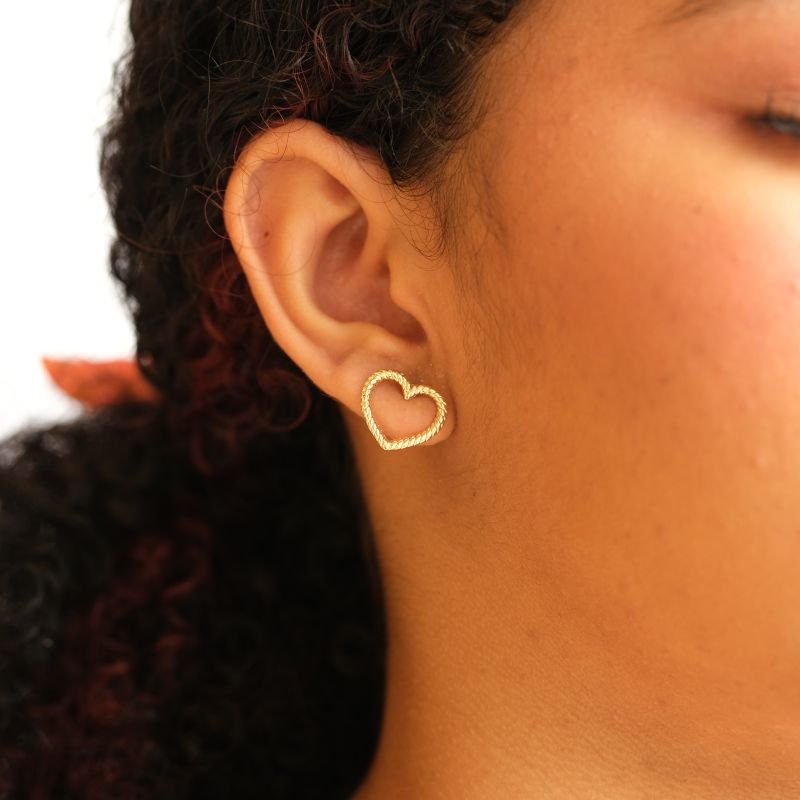 Brinco semijoia coração vazado aro torcido