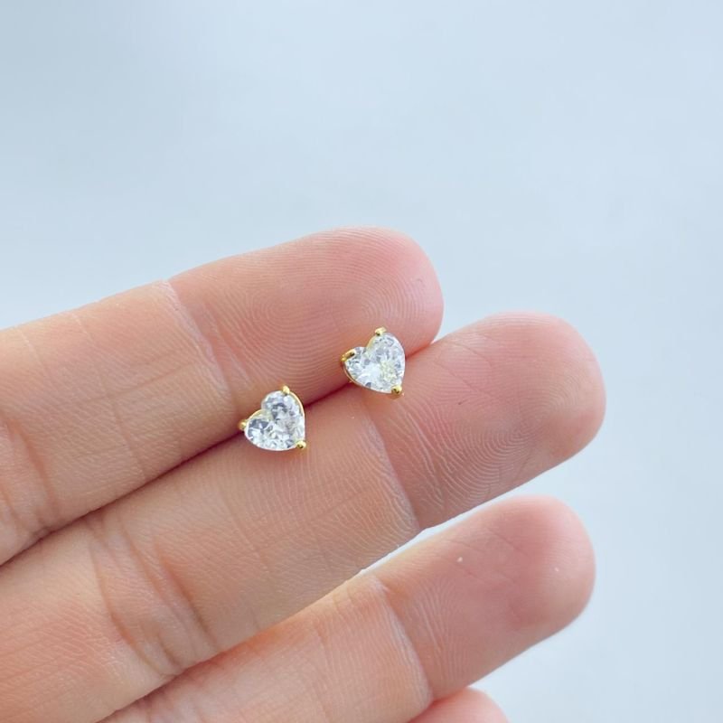 Brinco Semijoia Delicado Pequeno Pedra Coração 3 Garras 1cm