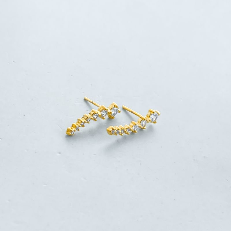 Brinco Semijoia Ear Cuff Cravejada com 7 Zircônias
