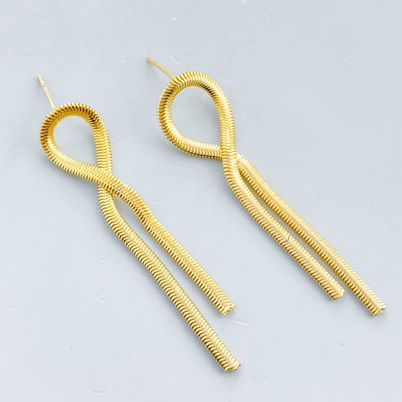 Brinco Semijoia Grande Liso Malha Cruzada com 2 Pontas