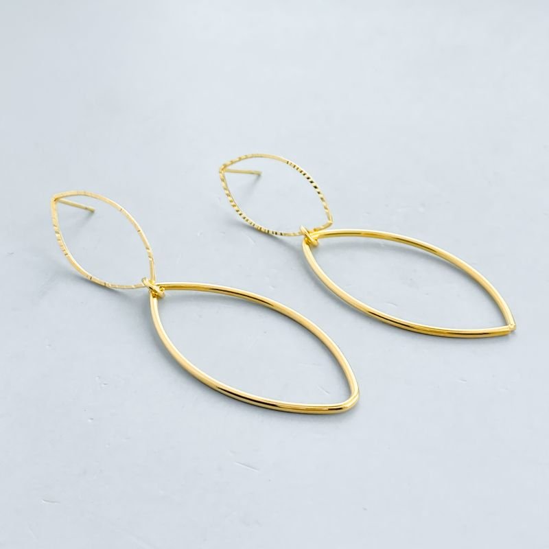 Brinco Semijoia Grande Vazado Pêndulo com 2 Navetes Aro Liso e Drapeado