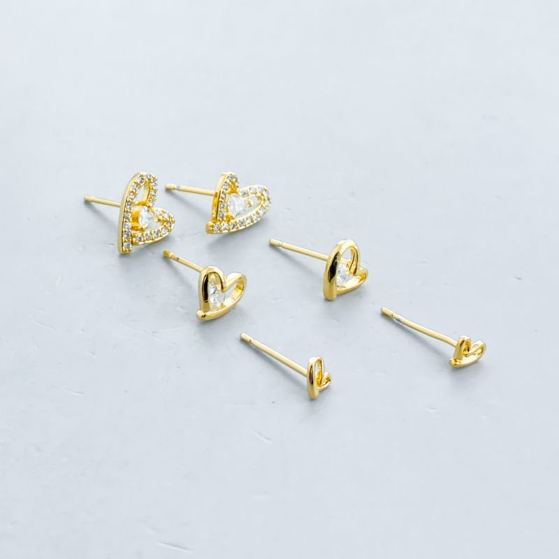 Brinco Semijoia Kit com 3 Pequeno Coração Vazado Curvado Cravejado e Liso