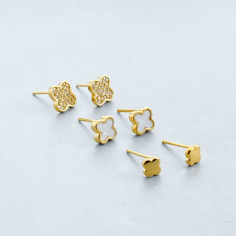 Brinco Semijoia Kit com 3 Trevo Liso Madre Pérola Cravejado