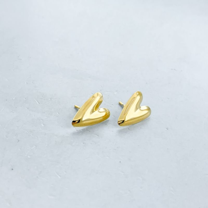 Brinco Semijoia Médio Liso Coração Pontudo