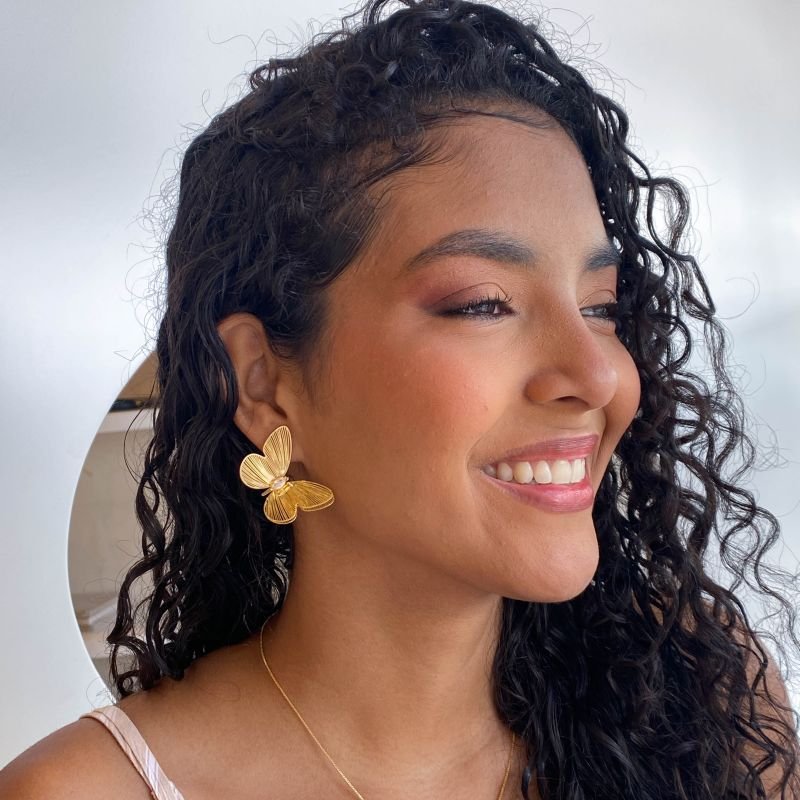 Brinco Semijoia Médio Vazado Aros Borboleta Dupla com 1 Pedras Navete