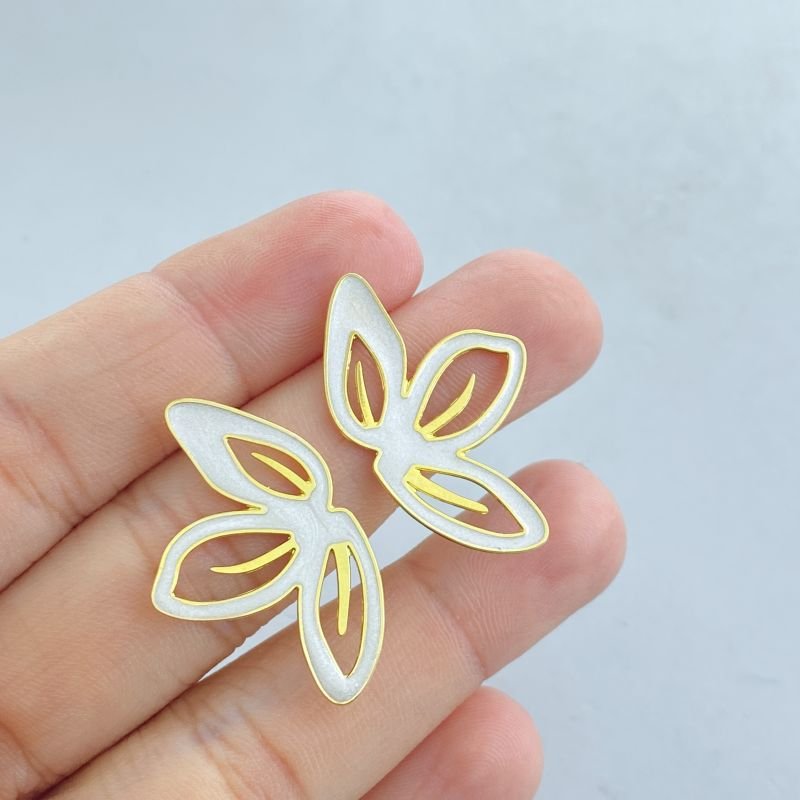 Brinco Semijoia Médio Vazado Metade Flor com 3 Pétalas Resinadas