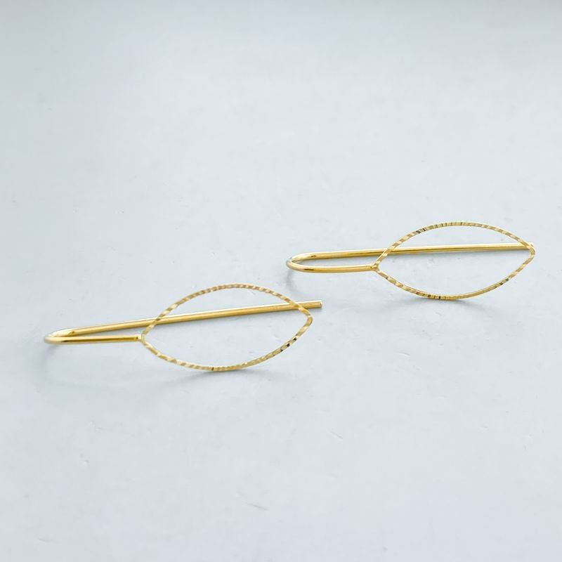 Brinco Semijoia Médio Vazado Navete Drapeada Aro Passante