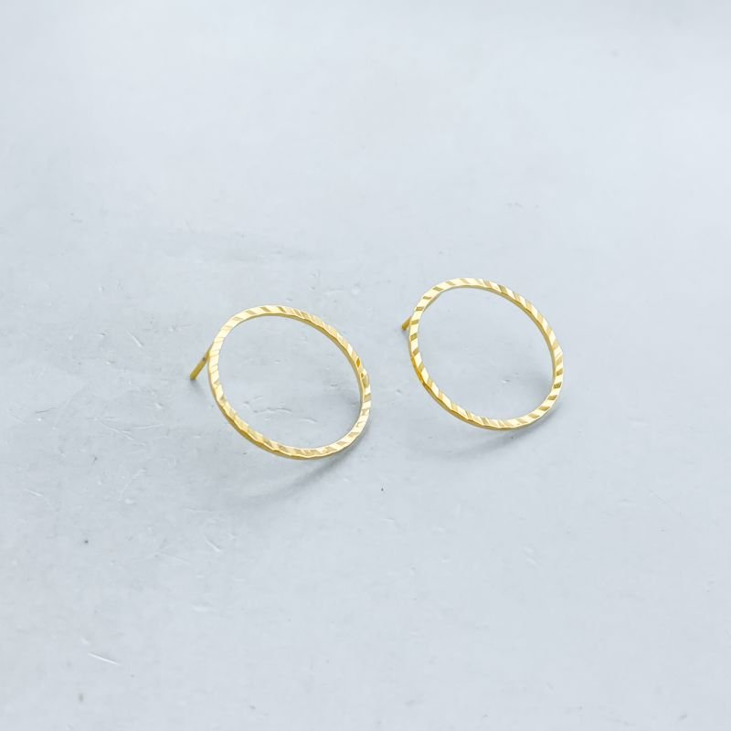 Brinco Semijoia Médio Vazado Redondo Drapeado