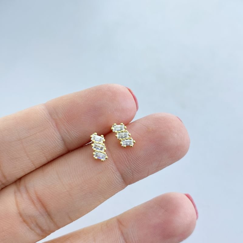 Brinco Semijoia Minimalista com 3 Pedras Baguetes