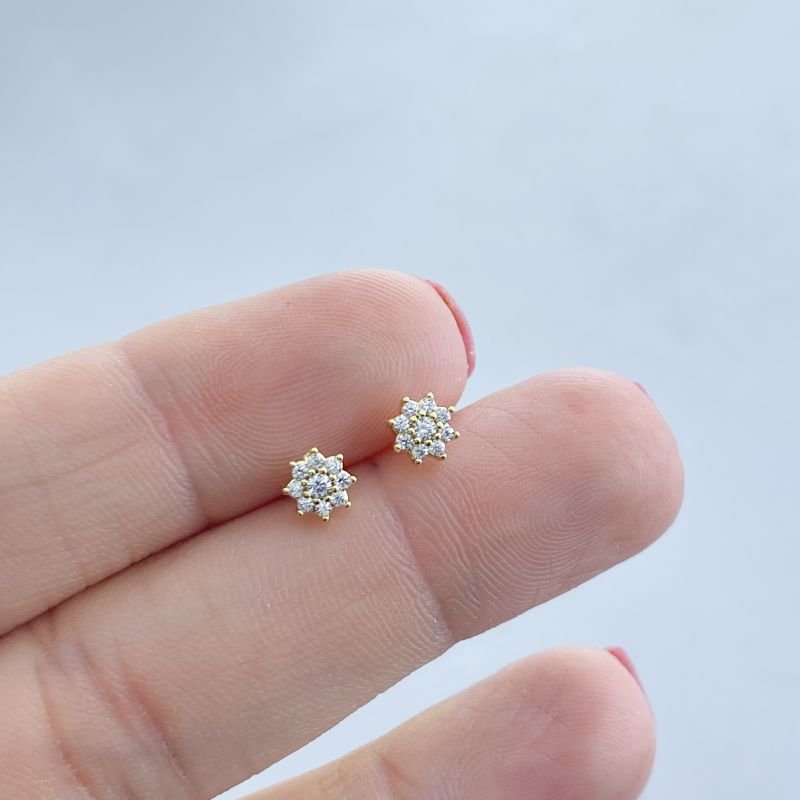 Brinco Semijoia Minimalista Cravejado Flor com 9 Pedras