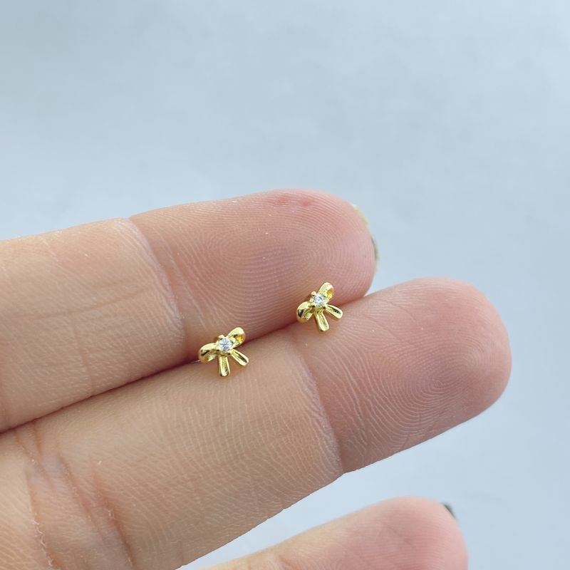 Brinco Semijoia Minimalista Liso Laço com 1 Pedrinha