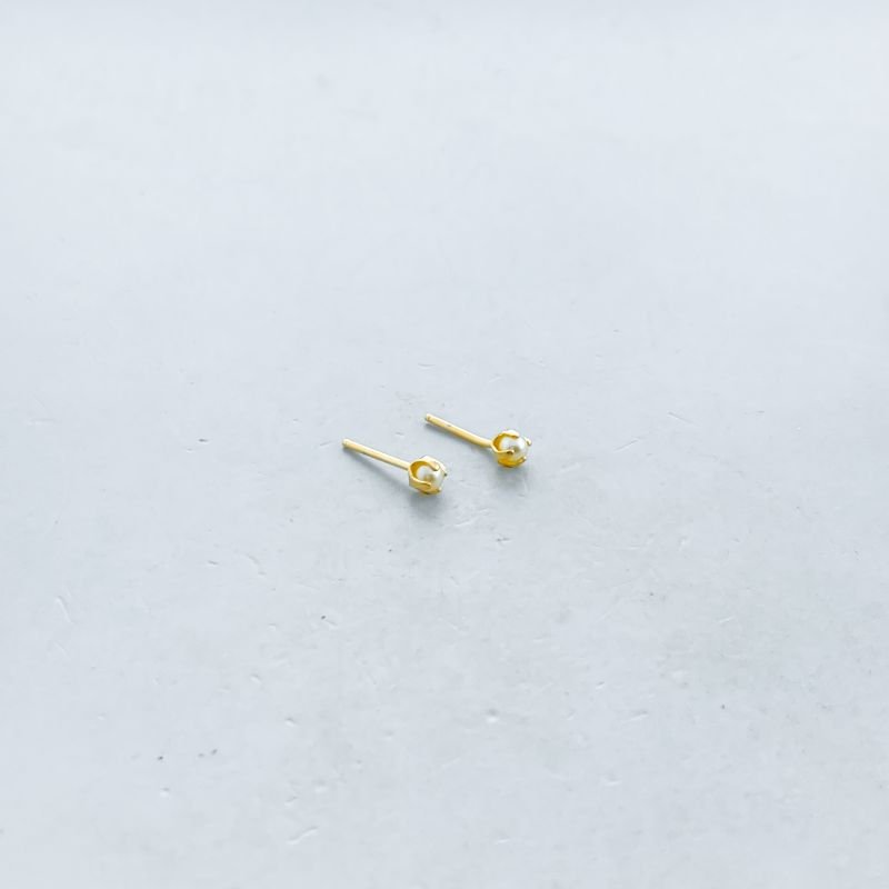 Brinco Semijoia Minimalista Pérola com 4 Garras Proteção