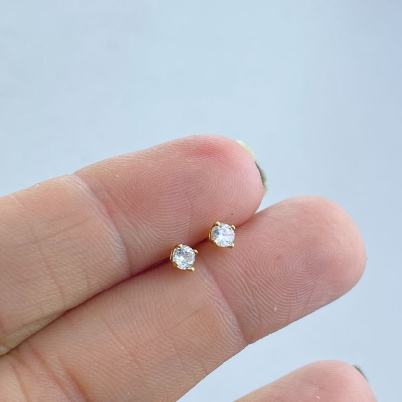 Brinco Semijoia Minimalista Ponto de Luz Zircônia com 4 Garras