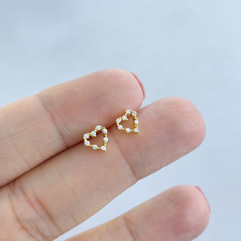 Brinco Semijoia Minimalista Vazado Coração com 8 Pedras
