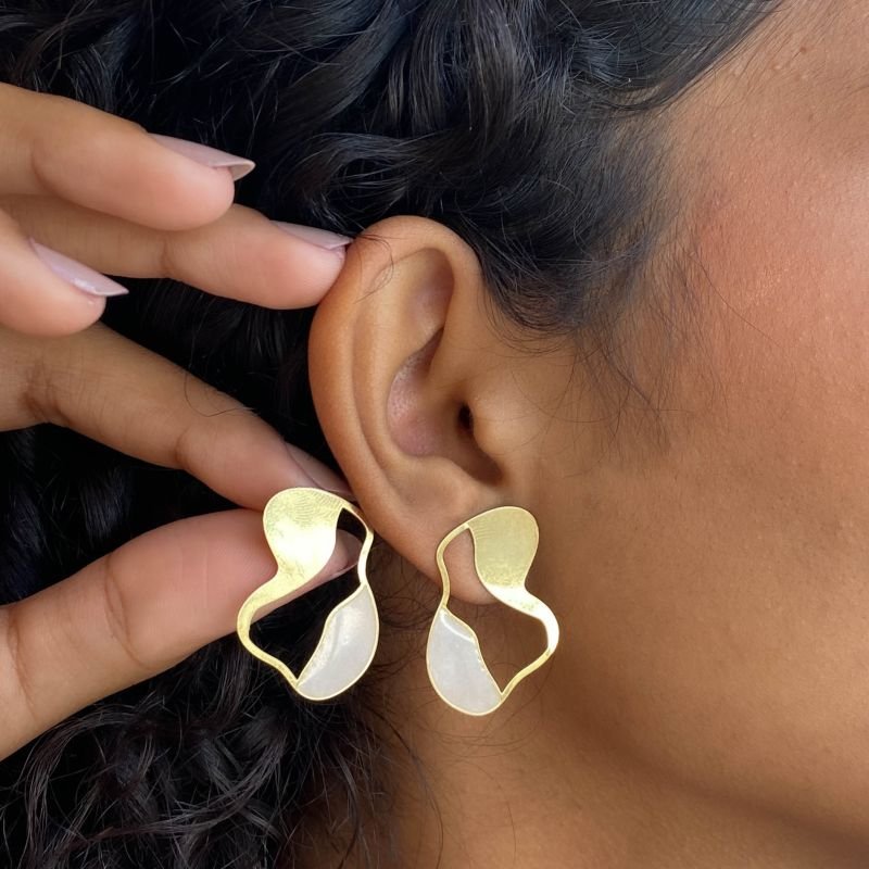 Brinco Semijoia Orgânico Vazado Metade Resinado e Liso