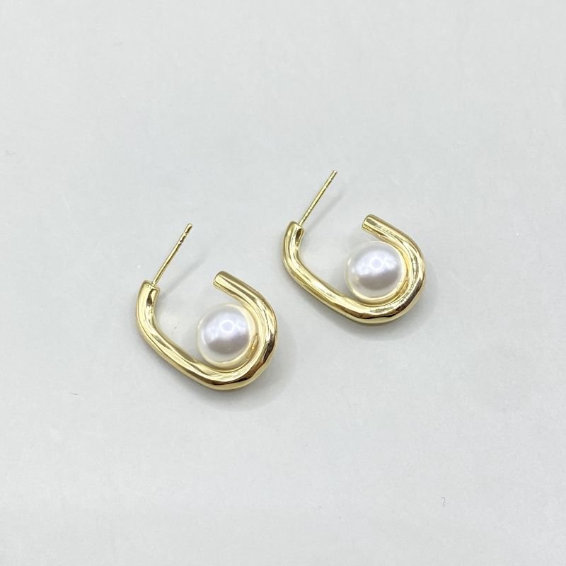 Brinco Semijoia Oval Aberto com Pérola Médio Delicado