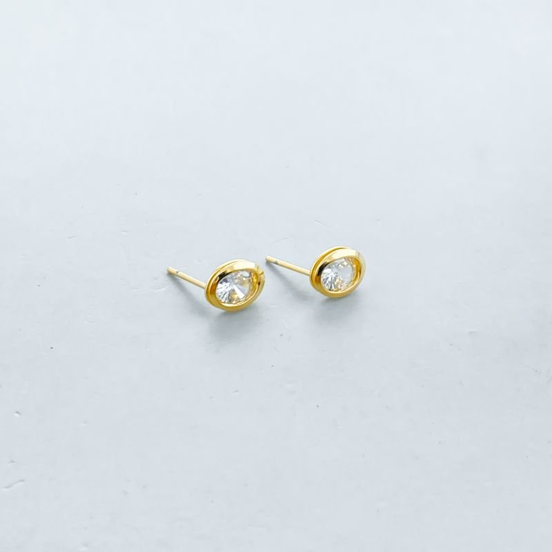 Brinco Semijoia Oval Zirconia Borda Lisa Pequeno